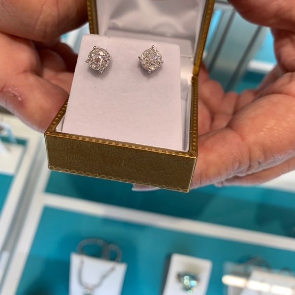 1/2 carat diamond earrings - Picture 1 of 3